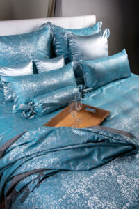 „Nomi“ in der Farbe orient blue